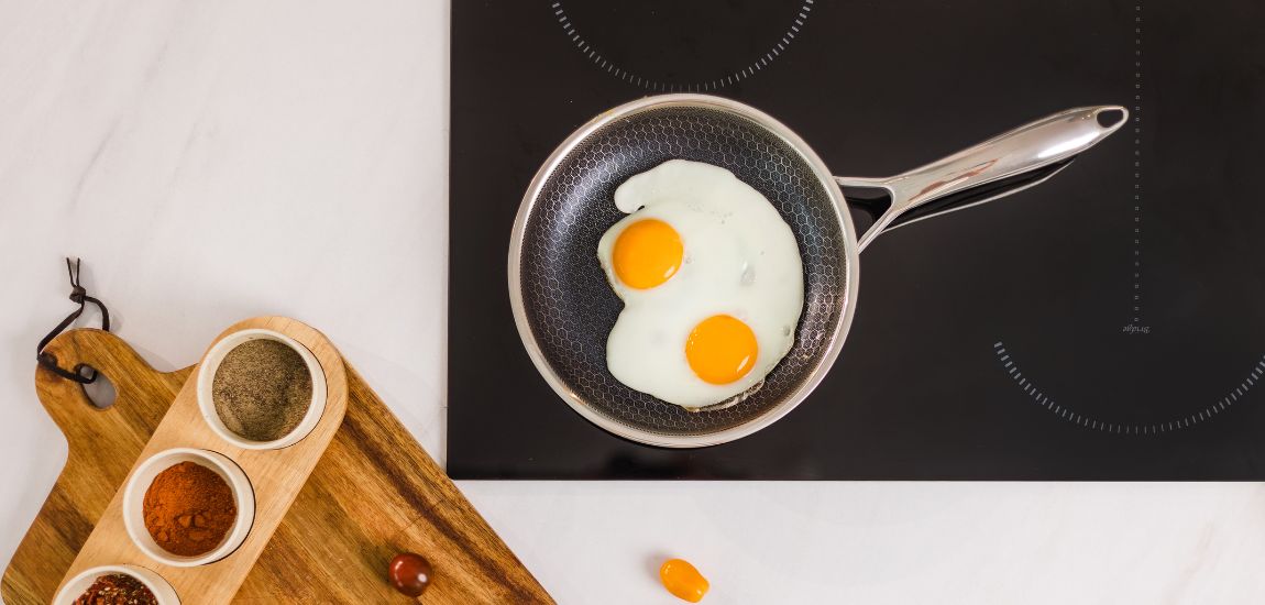 Kawałki mięsa przysmażone na patelni