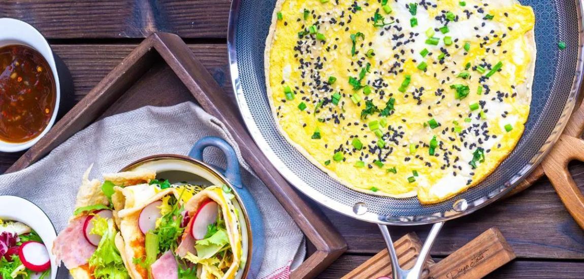 Omlet posypany szczypiorkiem na patelni Kohersen