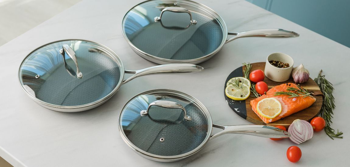 Omlet posypany szczypiorkiem na patelni Kohersen
