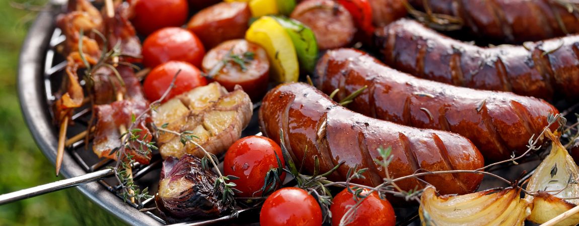 Kiełbaski i warzywa na grillu