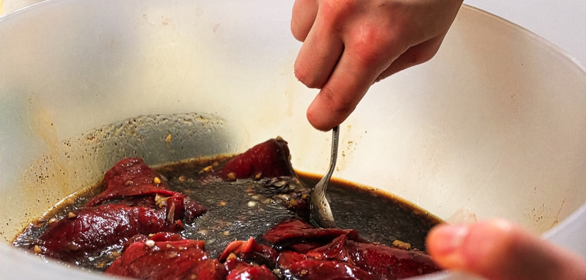 Macerowanie mięsa w misce