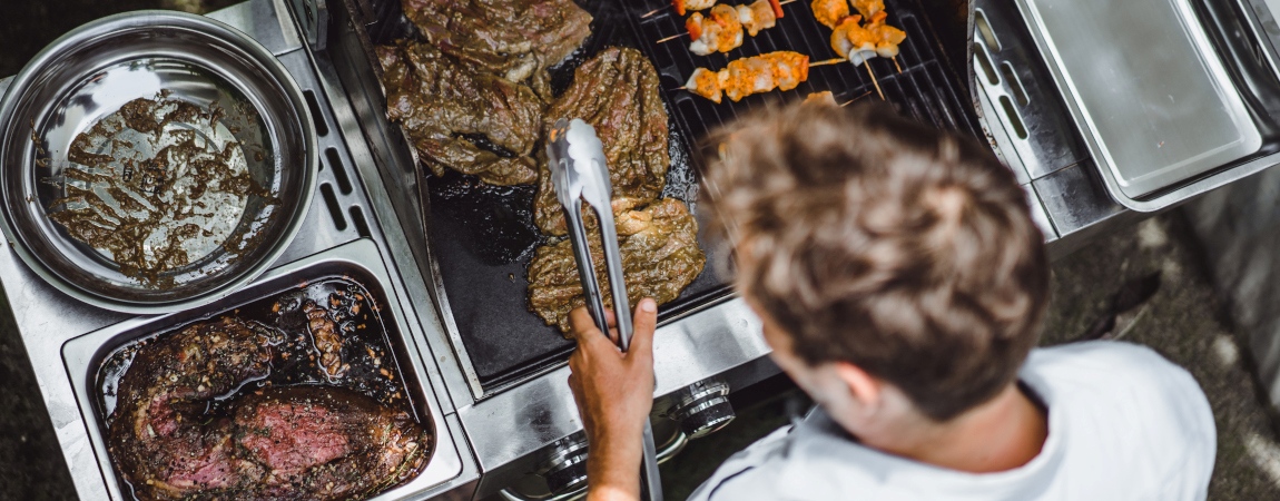 Męzyczna grilluje mięso