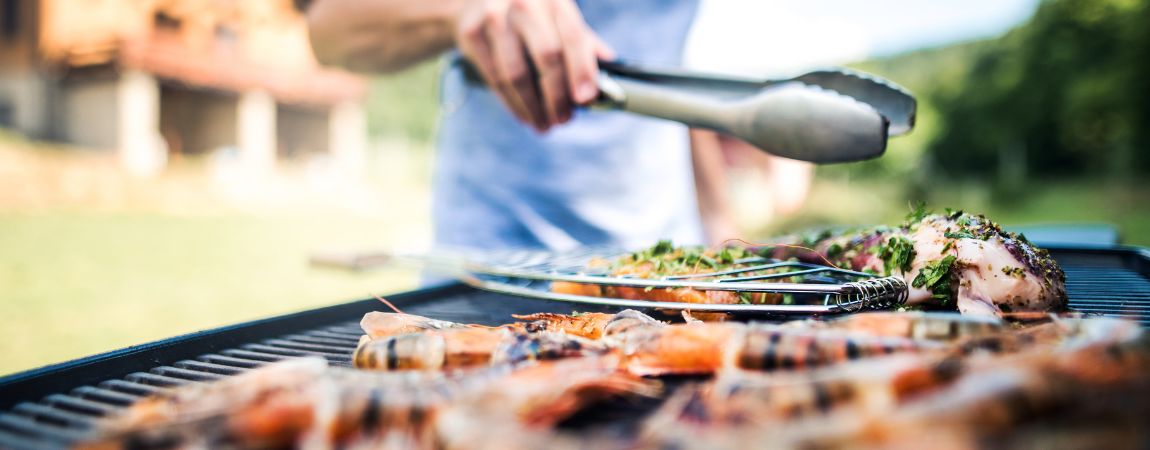 Przewracanie mięsa na grillu