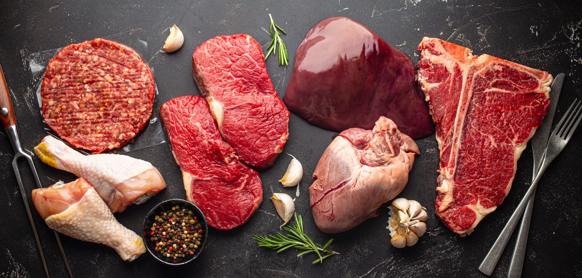 Różne rodzaje mięsa na czarnym blacie