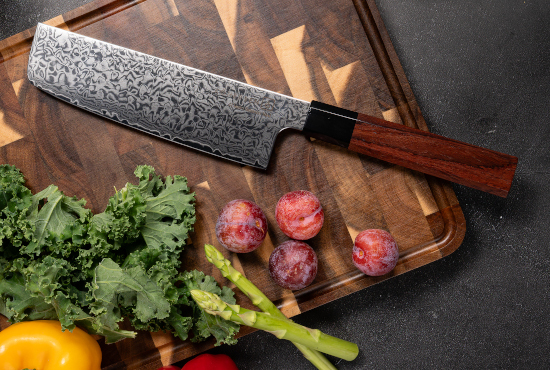 zdjęcie noża Seido Red na desce do krojenia