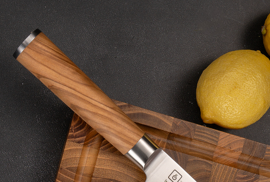 Zdjęcie przedstawiające przybliżenie ękojeści noża Kohersen Essence