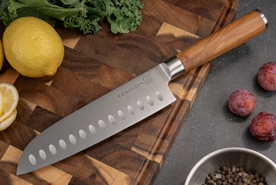 zdjęcie noża do chleba Kohersen Essence Olive Wood na desce do krojenia