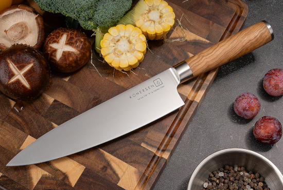 zdjęcie noża do chleba Kohersen Essence Olive Wood na desce do krojenia