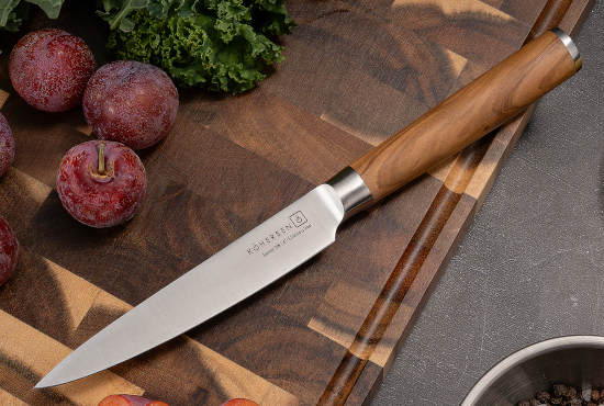 zdjęcie noża do chleba Kohersen Essence Olive Wood na desce do krojenia