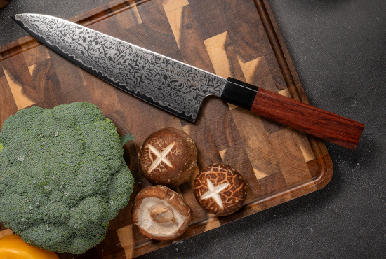 zdjęcie noża Seido Red na desce do krojenia