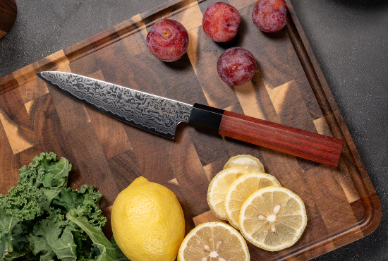 zdjęcie noża Seido Red na desce do krojenia