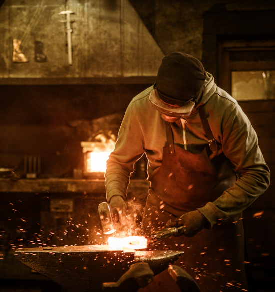 zdjęcie przedstawiające przykładowe stale niemieckie lub proces wytwarzanie stali, najlepiej ręczna obróbka