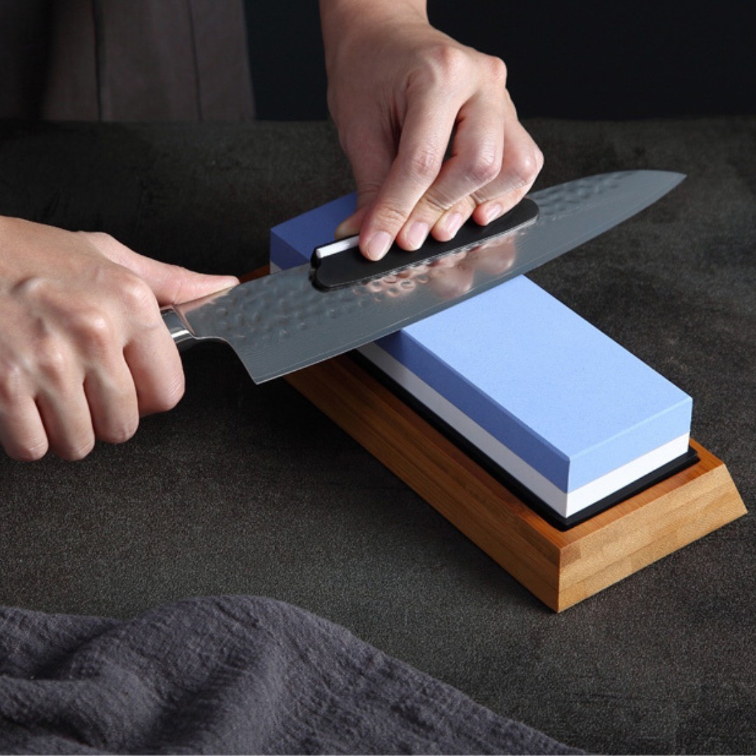 Ostrzenie noży za pomocą ostrzałek i kamienia – profesjonalne metody ostrzenia noży wykonanych z bardzo twardej stali (HRC 55 – 60)