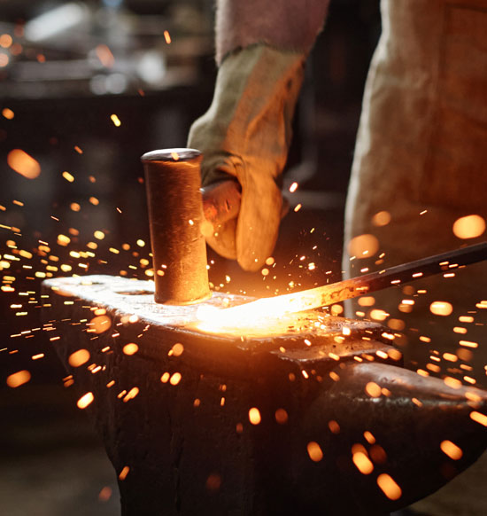 zdjęcie przedstawiające przykładowe stale damasceńskie lub proces wytwarzanie stali, najlepiej ręczna obróbka