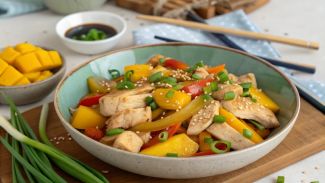 Azjatycki stir-fry z kurczakiem i mango